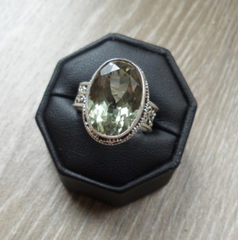 Zilveren ring met groene Amethist in bewerkte setting 18 mm